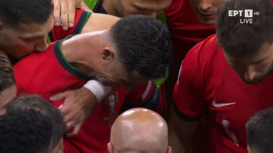 Ρονάλντο ετών 39: Ακόμη «νιώθει» και ξεσπάει σε κλάματα- Μαζί του και η μητέρα του (VIDEO)