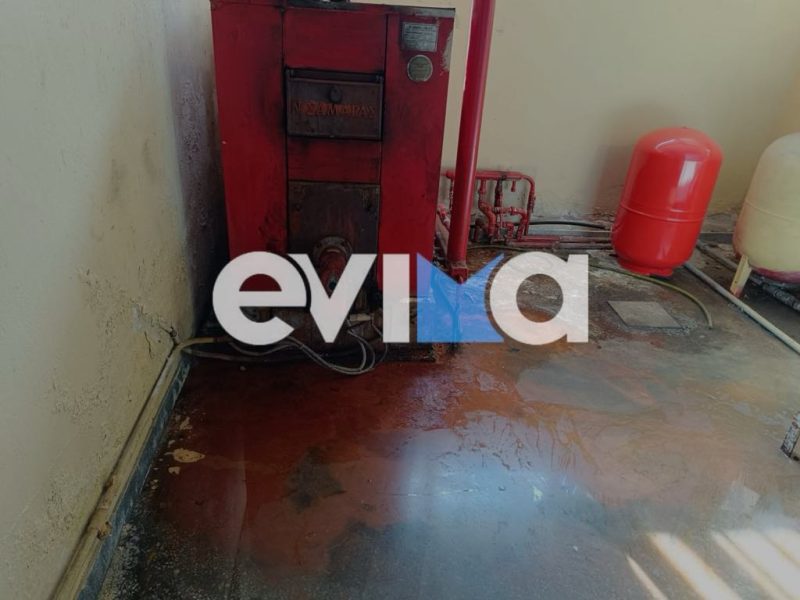 Γέμισαν νερό αίθουσες και διάδρομοι σχολείου (VIDEO)