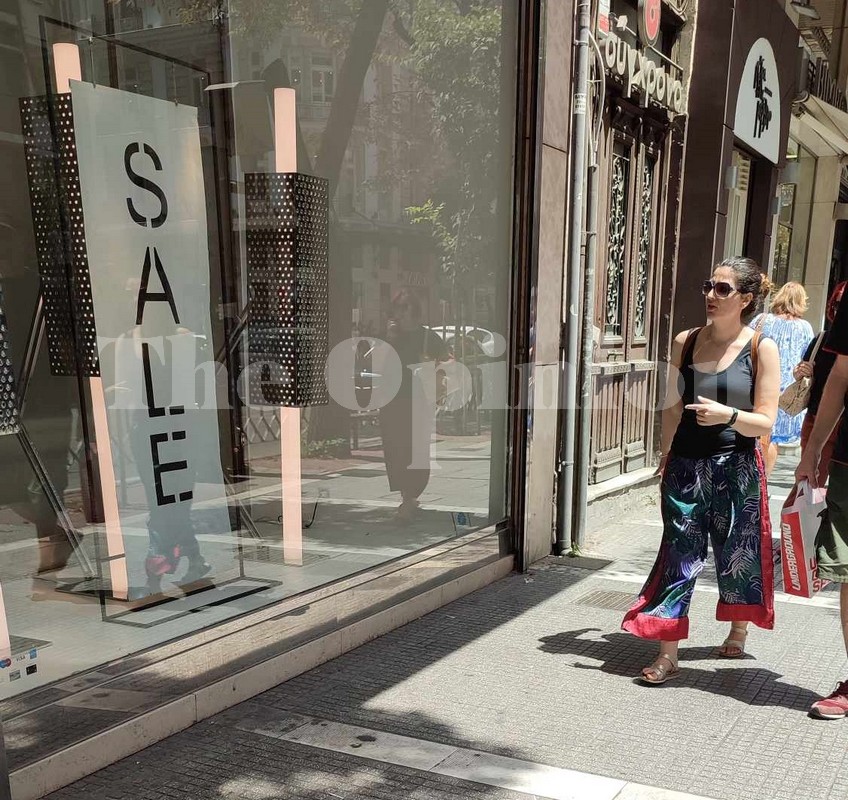 Χαμηλές πωλήσεις παρά τις «γενναίες» εκπτώσεις – «Πέρασαν και δεν ακούμπησαν» οι τουρίστες