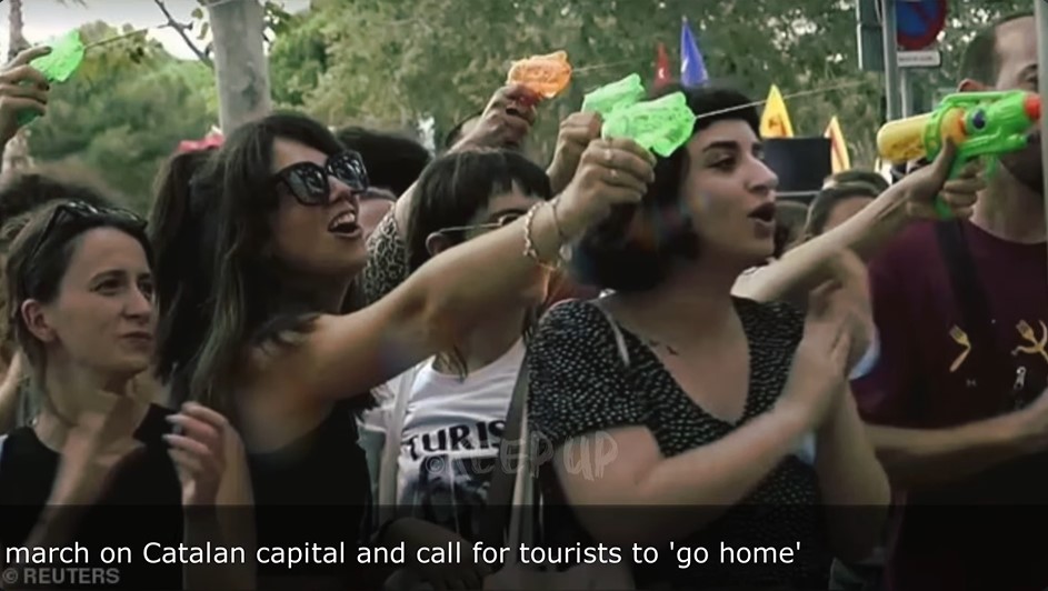 «Ας βάλουμε όρια στον τουρισμό» – Στη Βαρκελώνη «επιτέθηκαν» με νεροπίστολα σε τουρίστες (VIDEO)