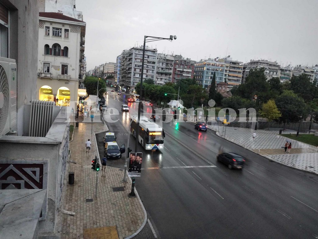 Εντυπωσιακή φωτογραφία κεραυνού από τα Βασιλικά