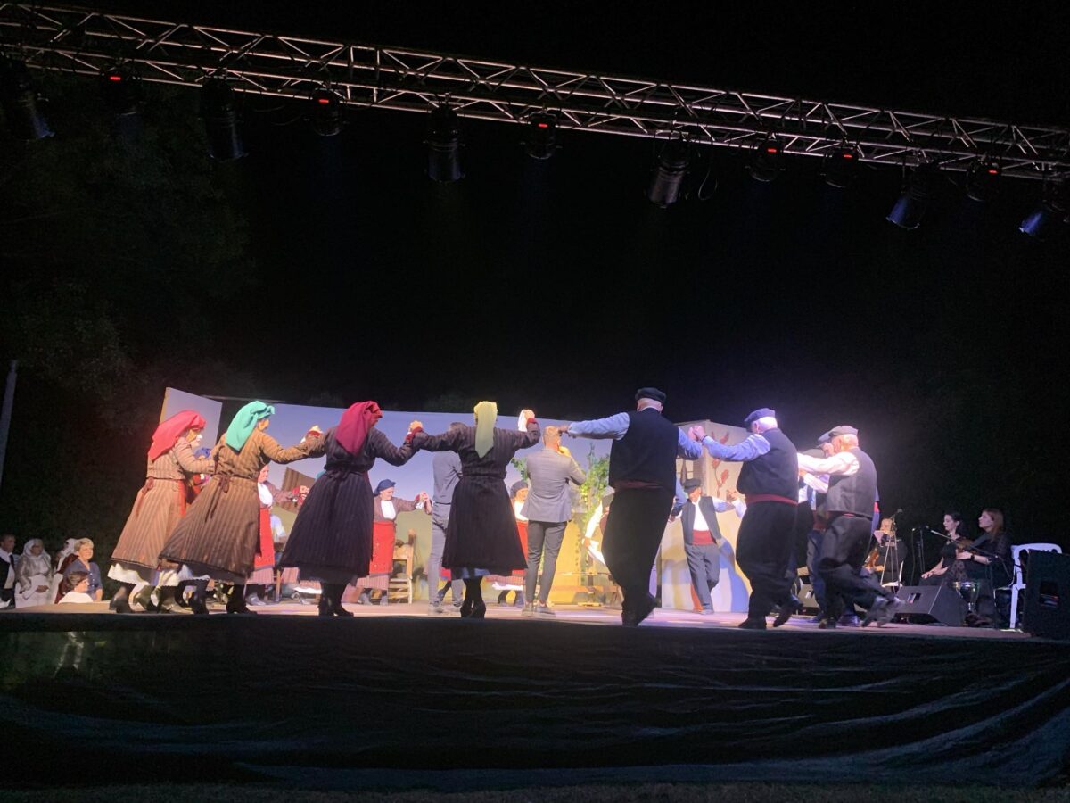 Η μουσικοχορευτική παράσταση «Ράβε-ξήλωνε» παρουσιάστηκε στη Νεοχωρούδα (ΦΩΤΟ)