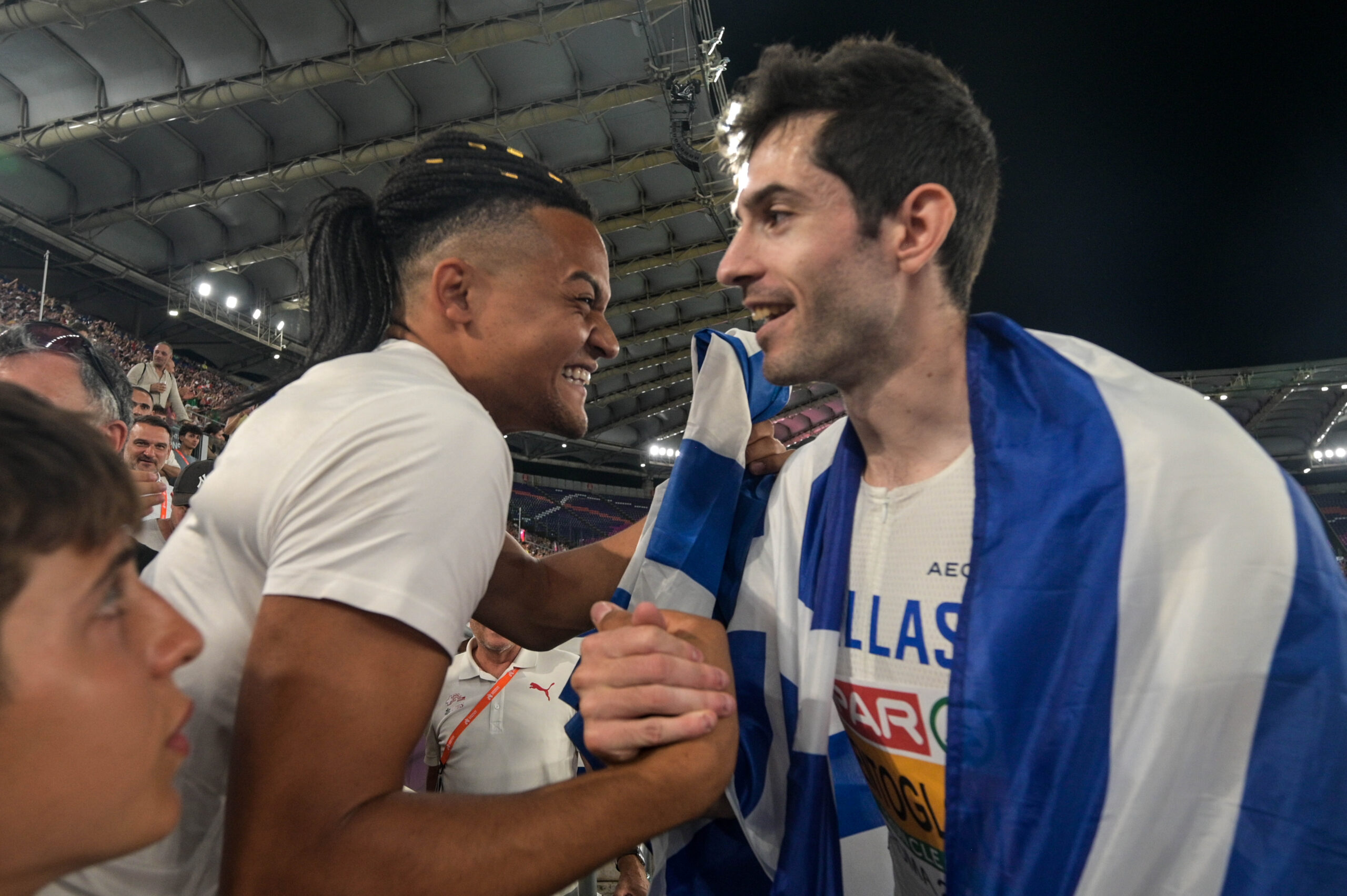 Ολυμπιακοί Αγώνες: Με αγκαλιές υποδέχτηκαν τον Τεντόγλου στο Ολυμπιακό Χωριό (VIDEO)