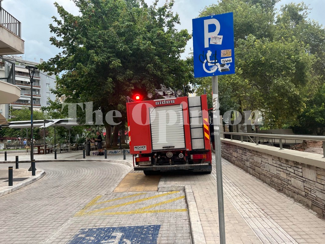Θεσαλονικη: Καπνοί σε σπίτι στην Πλατεία Ναυαρίνου – Κλειστή η οδός Βυρωνος
