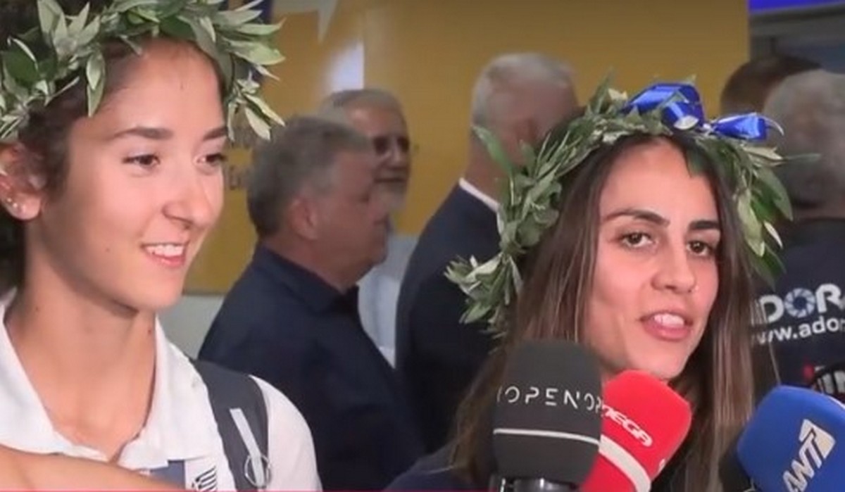 Αποθεωτική υποδοχή για τους Ολυμπιονίκες που επέστρεψαν στην Ελλάδα – «Τώρα καταλαβαίνουμε τι πετύχαμε» (VIDEO)