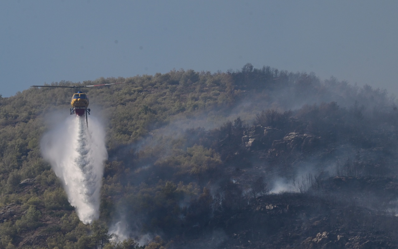 Ανεξέλεγκτη η φωτιά στα Γρεβενά – Εκκενώθηκε κατασκήνωση (VIDEO)