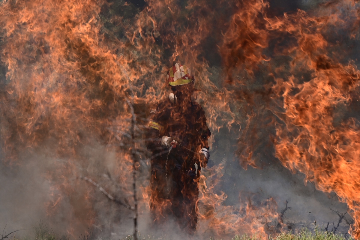 Φωτιά στην Αττική: Καίγεται εργοστάσιο ξυλείας στον Γέρακα – Αγνοούμενη στο Χαλάνδρι