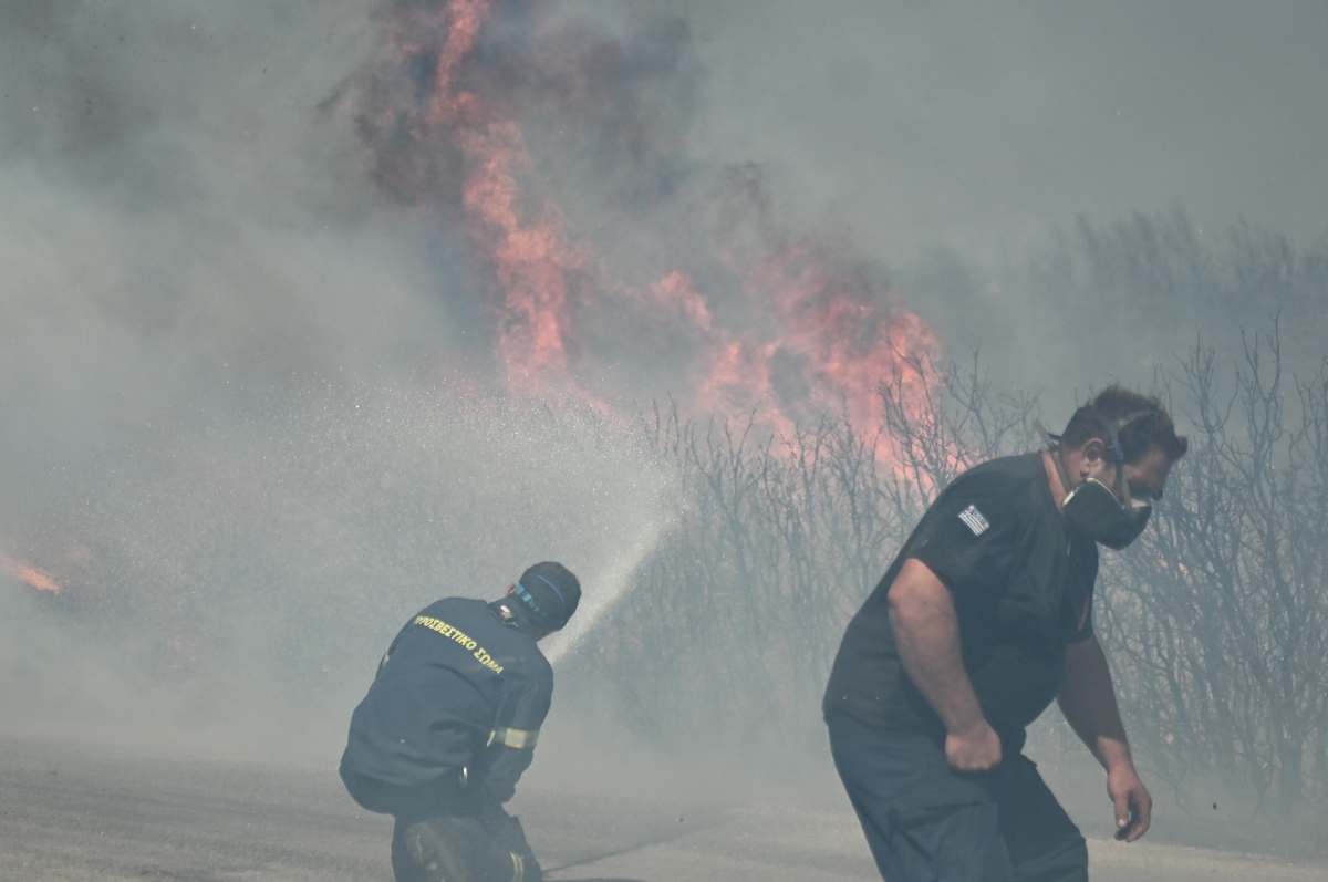 Ήχησε το 112 για πυρκαγιά στην Κορινθία – Επιχειρούν επίγειες και εναέριες δυνάμεις (VIDEO)