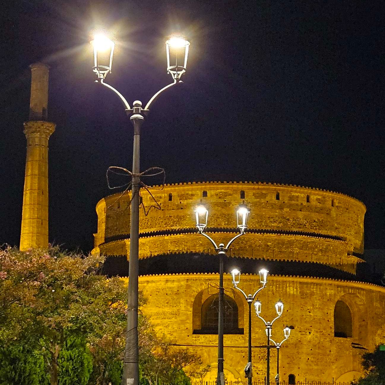 Ροτόντα – Καμάρα: Εκεί όπου το κέντρο της Θεσσαλονίκης αλλάζει πρόσωπο τη νύχτα