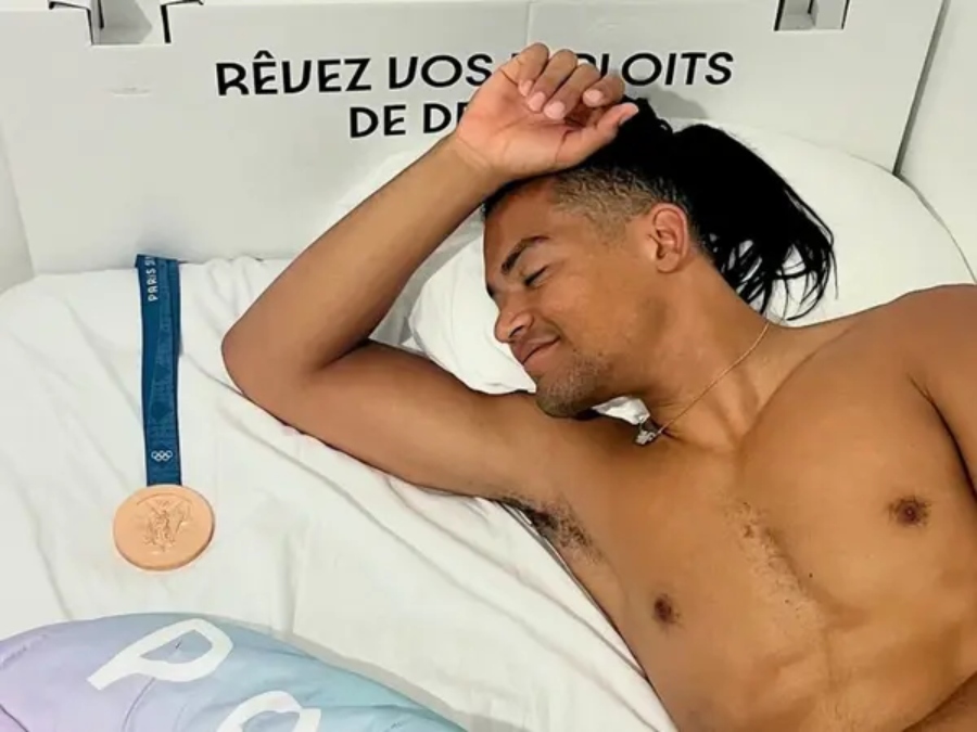 Εμμανουήλ Καραλής: Ξύπνησε αγκαλιά με το μετάλλιο – «Καλημέρα μωρό μου» (ΦΩΤΟ)