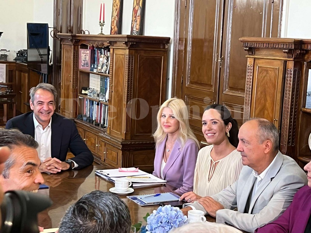 Στο ΥΜΑΘ ο πρωθυπουργός – «Πρωινός καφές» με τους βουλευτές της ΝΔ (ΦΩΤΟ+VIDEO)