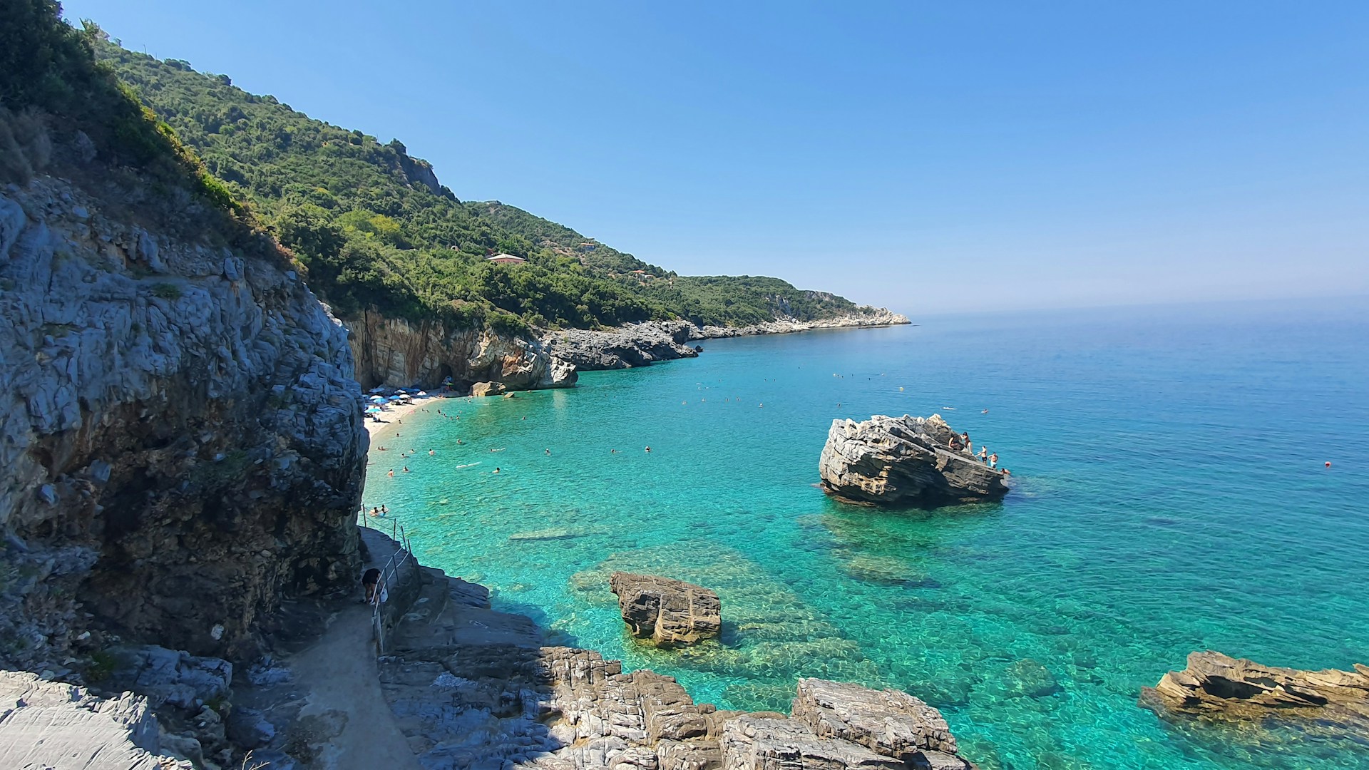 5+1 παραλίες που συνδυάζουν πράσινο και καταγάλανα νερά (VIDEO)