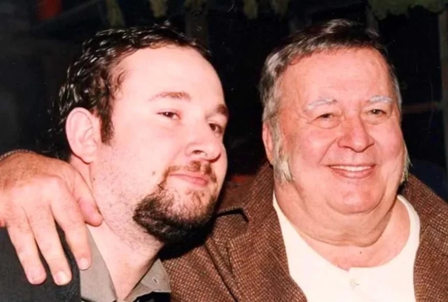 Ο Γιάννης Παπαμιχαήλ απειλεί με μηνύσεις όσους διαψεύδουν ότι μιλάει με την Μαράια Κάρεϊ