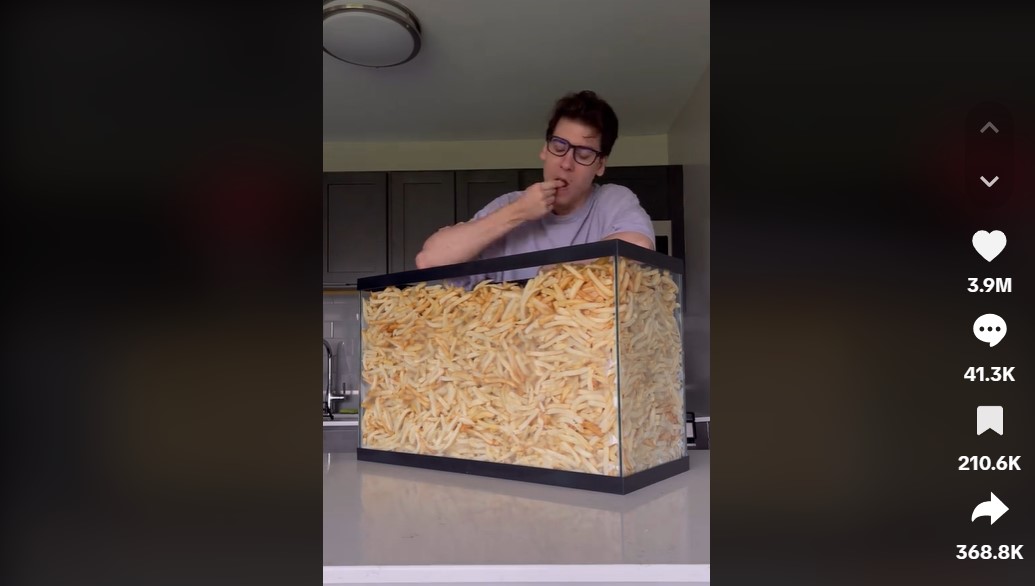 TikToker έτρωγε για… 9 ώρες τηγανητές πατάτες (VIDEO)