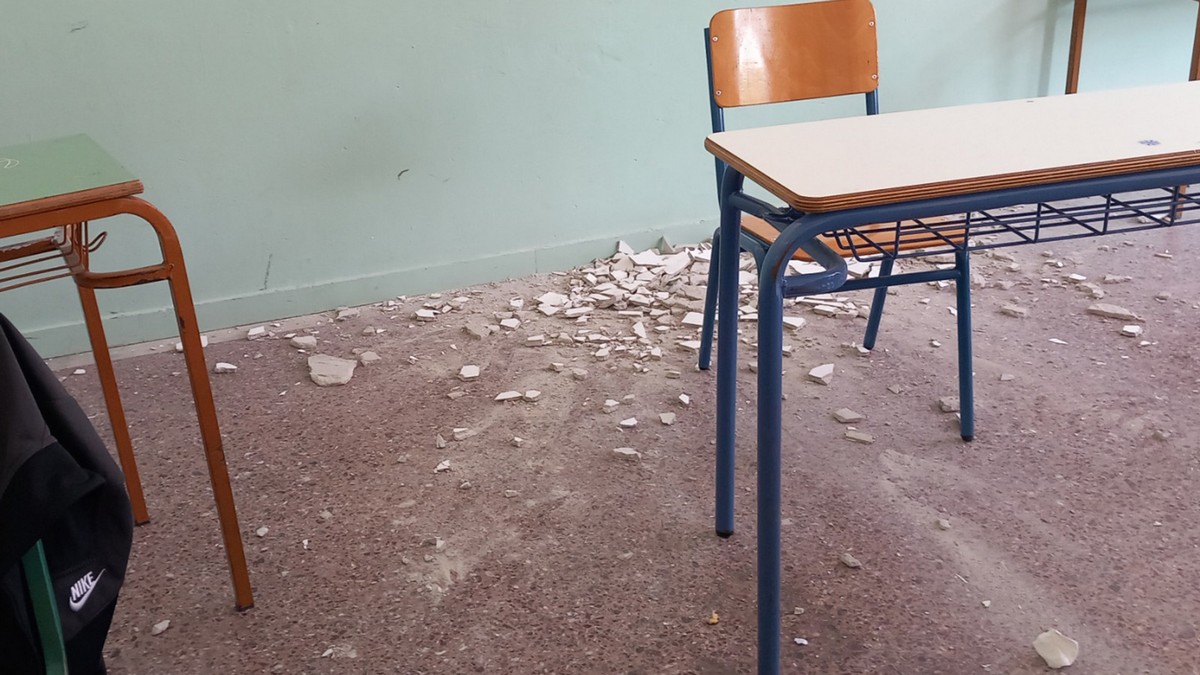 Θεσσαλονίκη: Σοβάδες από ταβάνι σχολικής αίθουσας έπεσαν εν ώρα μαθήματος – Τι λέει ο δήμος (VIDEO)