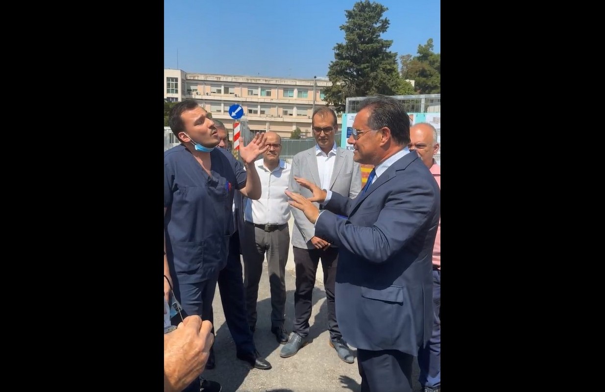 Η αντιπαράθεση του Άδωνι Γεωργιάδη με τον πρόεδρο της ΕΝΙΘ – Καταδίκη του περιστατικού από τη Νέα Αριστερά (VIDEO)