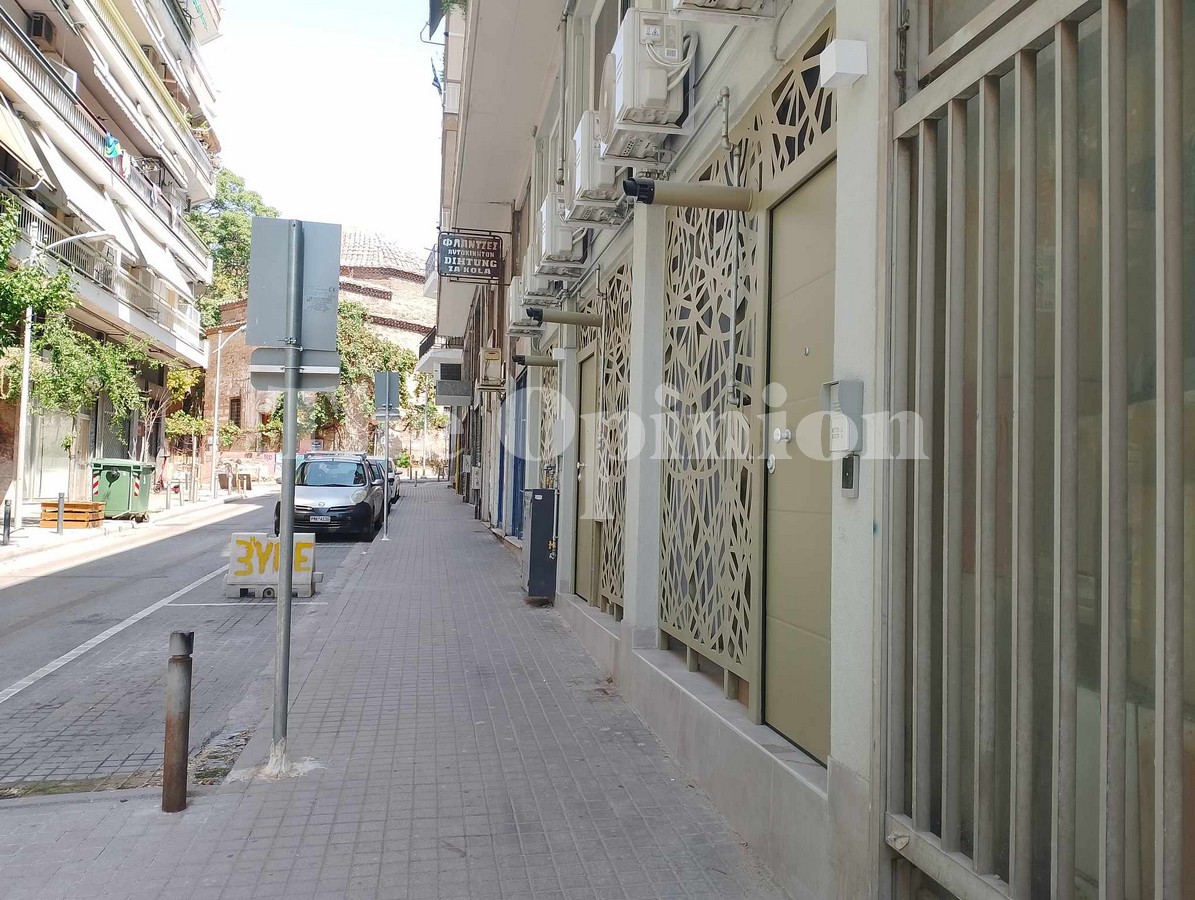 Κλειστά καταστήματα γίνονται… μίνι διαμερίσματα – Η τάση εξαπλώνεται σε όλη τη Θεσσαλονίκη (ΦΩΤΟ)