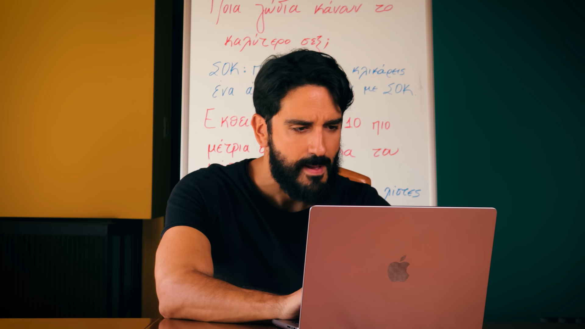 «Ξέρω από κλικς» – Ο Ατζαράκης τρολάρει τους δημοσιογράφους και γίνεται viral (VIDEO)