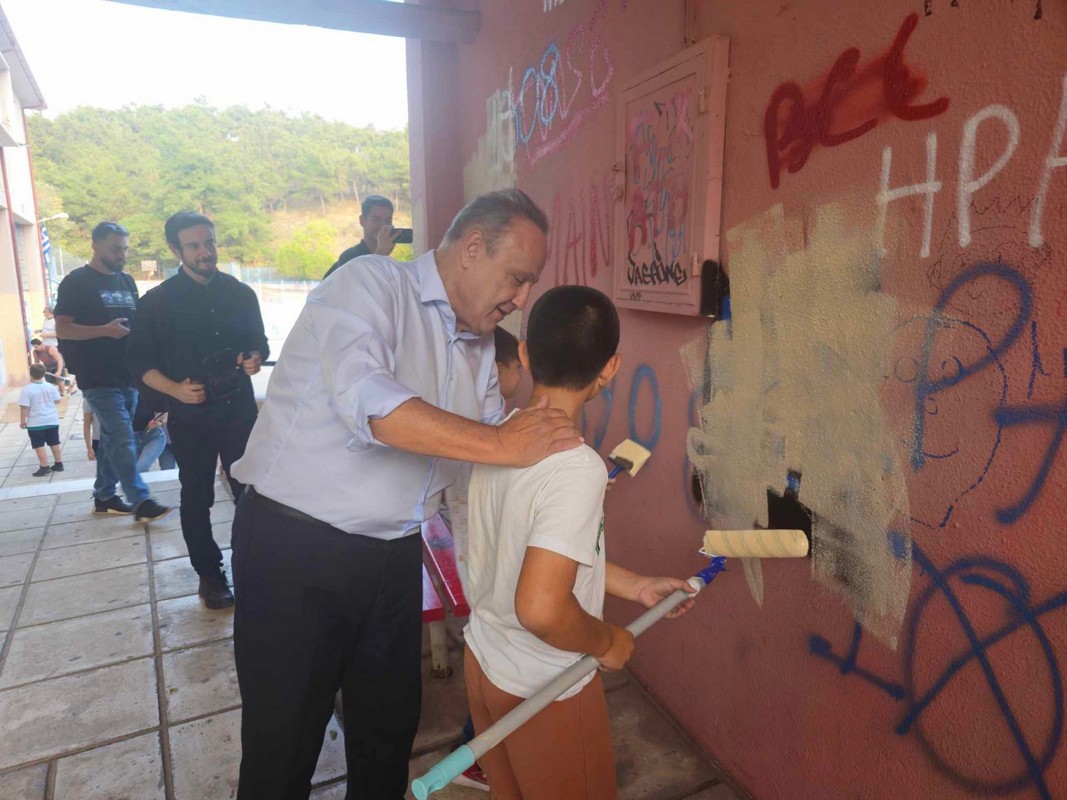 Αγγελούδης: «Όσο κάποιοι μουτζουρώνουν, τόσο εμείς θα σβήνουμε» – Δεύτερη δράση καθαρισμού άναρχων graffiti σε έξι γειτονιές (ΦΩΤΟ-VIDEO)