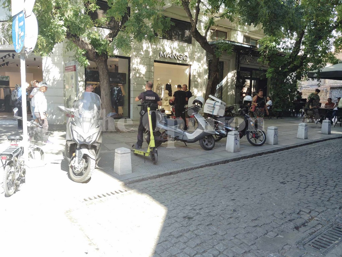 Μπαράζ κλήσεων σε σταθμευμένα δίκυκλα στο κέντρο της Θεσσαλονίκης από την Τροχαία (ΦΩΤΟ)