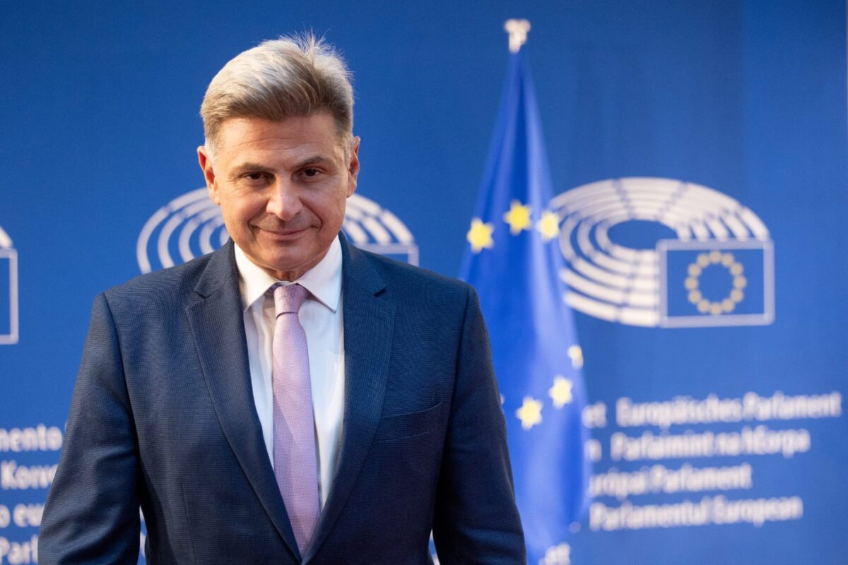 Στο ΠΑΣΟΚ προσχωρεί ο Νικόλας Φαραντούρης