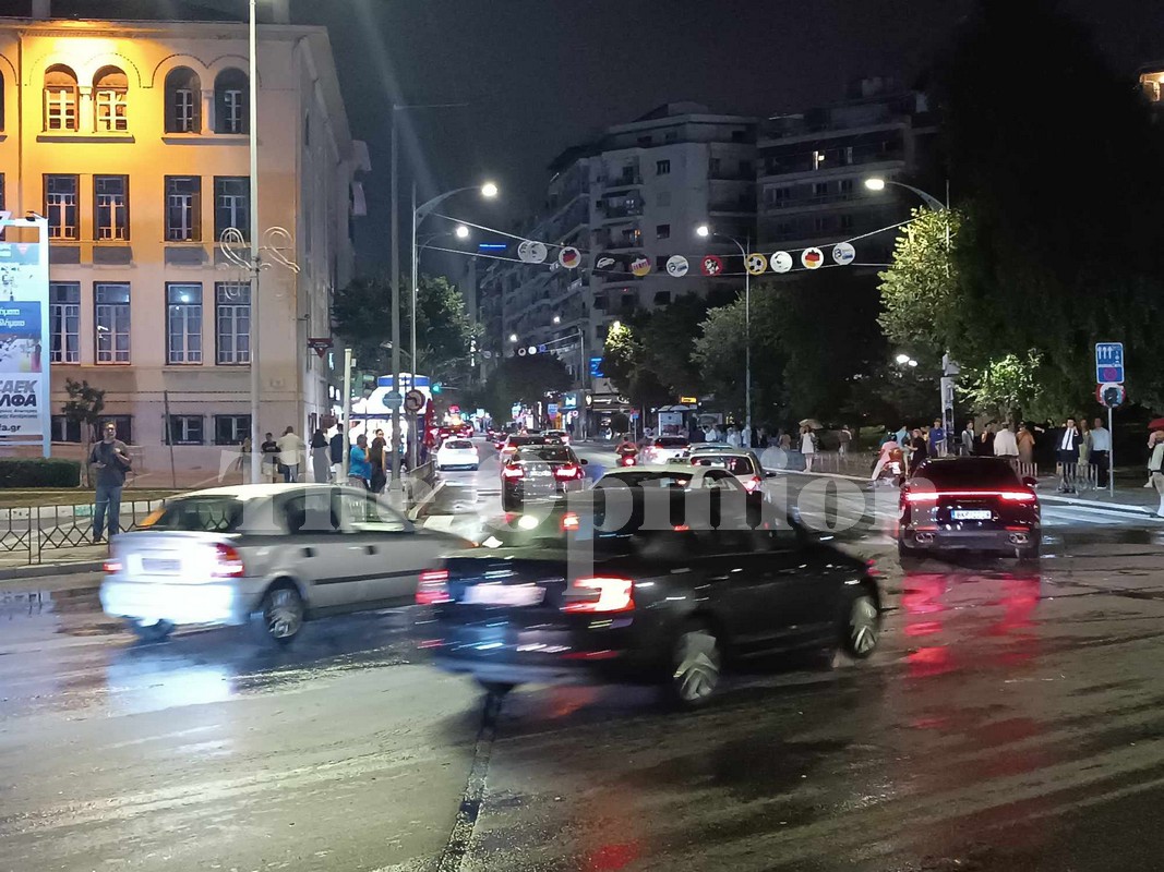 Βροχή και κλειστοί δρόμοι δημιούργησαν μποτιλιάρισμα στη Θεσσαλονίκη (ΦΩΤΟ)