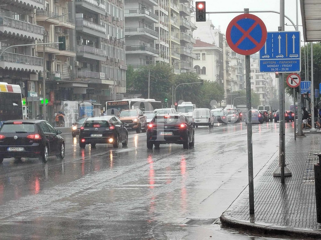 «Δίπλωσε» νταλίκα στην Περιφερειακή – Μποτιλιάρισμα και στο κέντρο (ΦΩΤΟ)