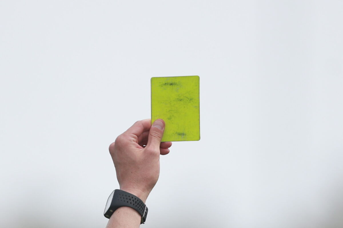 Δέχθηκε δύο κίτρινες στο πρώτο ημίχρονο- Αντί για κόκκινη κάρτα… έπαιξε κανονικά στο δεύτερο