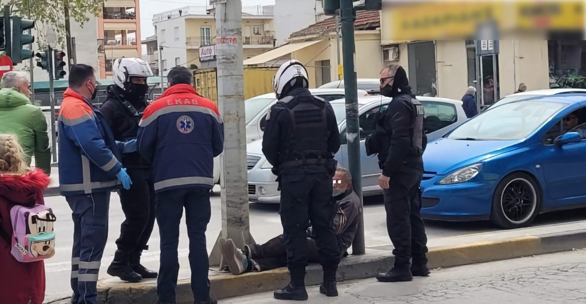 Μεθυσμένος ξάπλωσε στη μέση του δρόμου και διέκοψε την κυκλοφορία