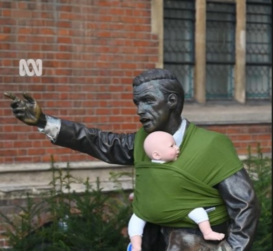 Αγγλία: Αγάλματα διάσημων αντρών κουβαλούν μωρά για έναν σημαντικό λόγο (VIDEO)