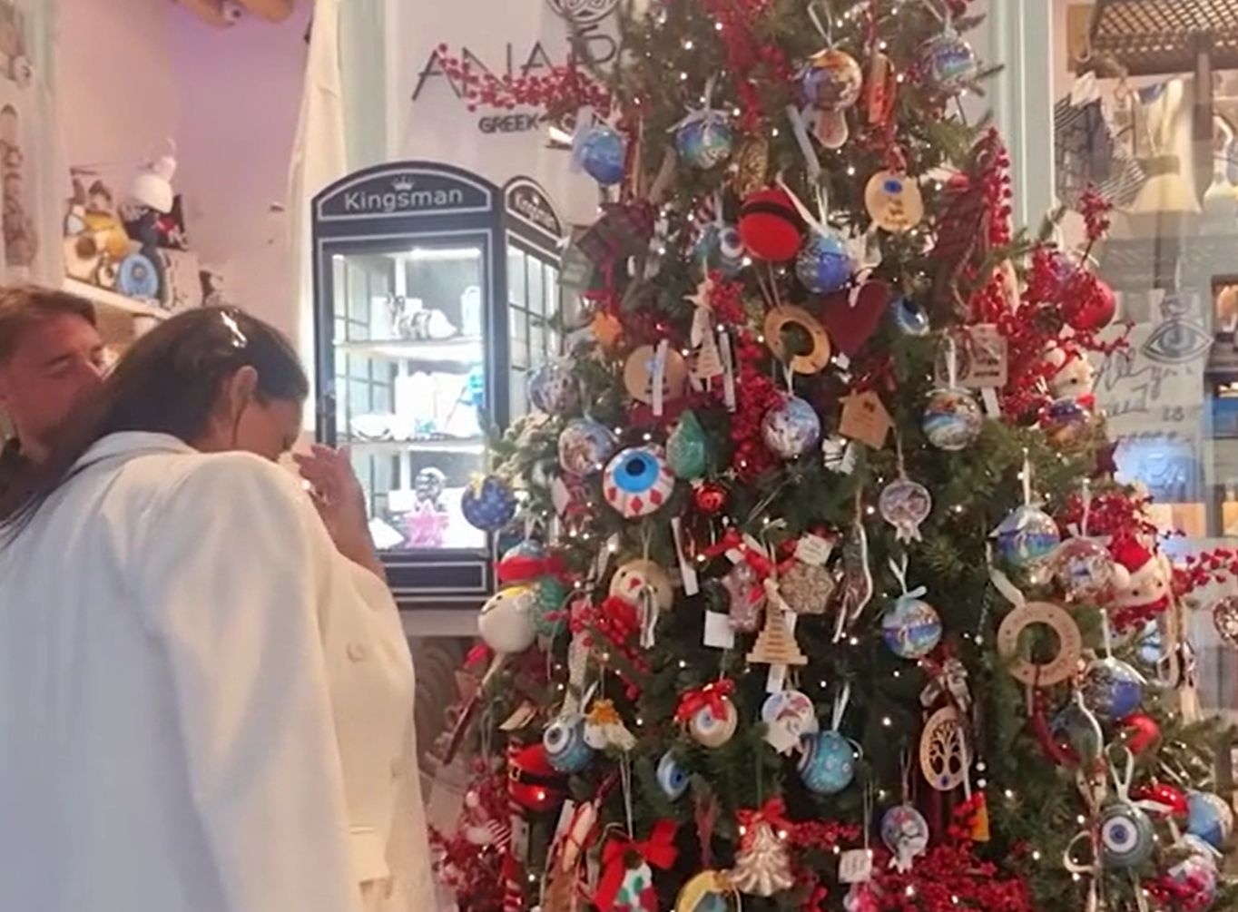 Στην Μύκονο…στόλισαν ήδη χριστουγεννιάτικο δέντρο!