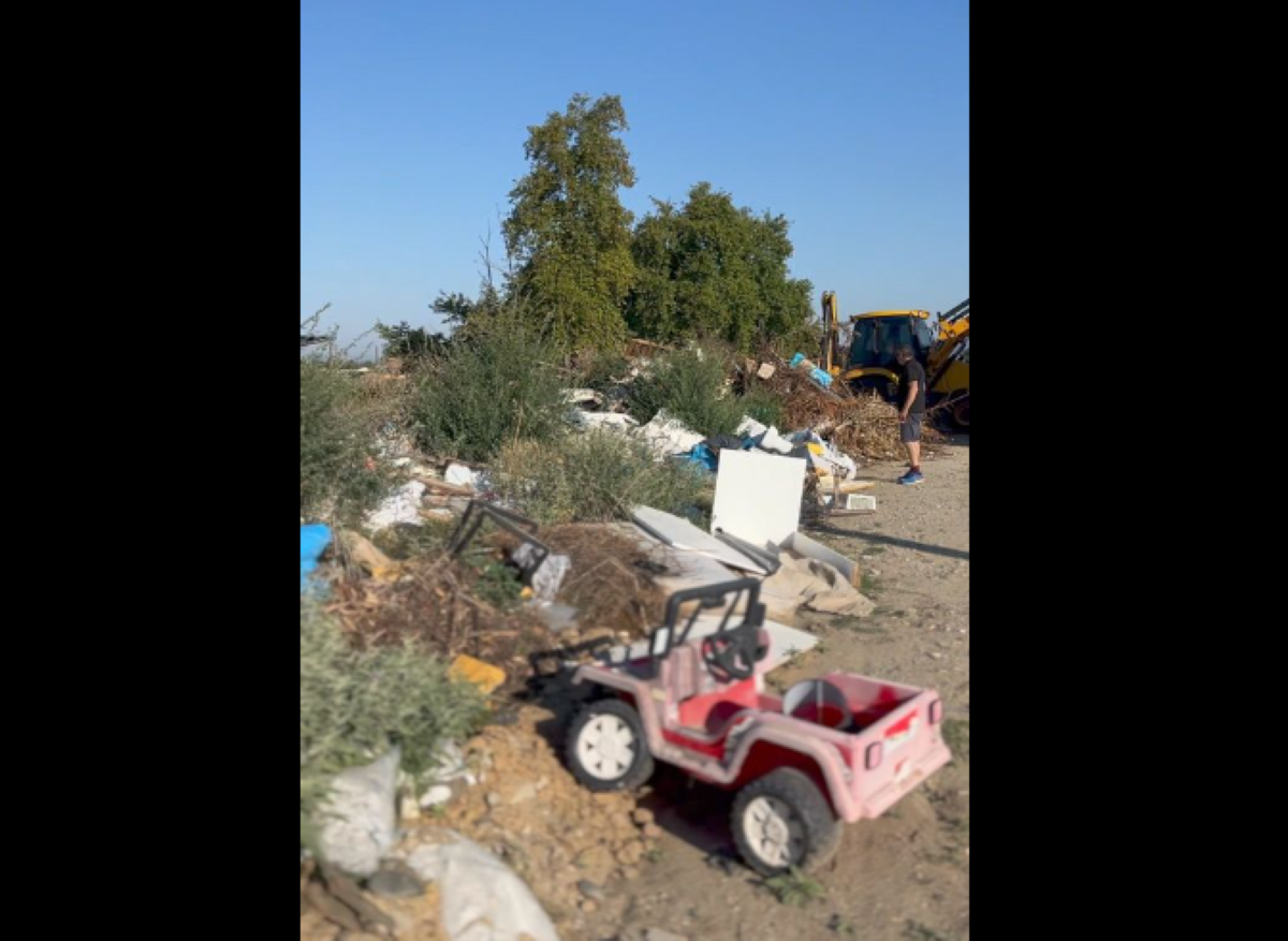 Καθαρίζουν χώρο στο Ζαγκλιβέρι από μπάζα και φερτά υλικά (VIDEO)