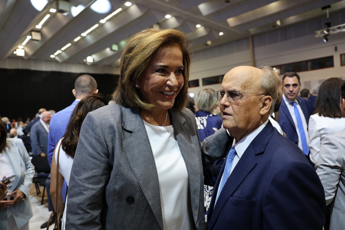 Ντόρα Μπακογιάννη: Ο χώρος του Αγνώστου Στρατιώτη «δεν είναι για καντηλάκια του ΙΚΕΑ»