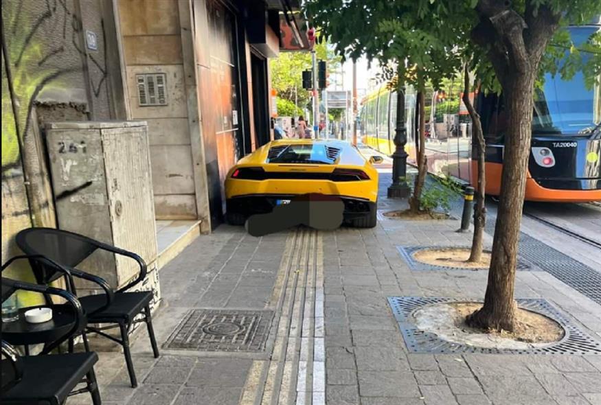 Άφησε τo αυτοκίνητο του πάνω σε πεζοδρόμιο και διάδρομο τυφλών