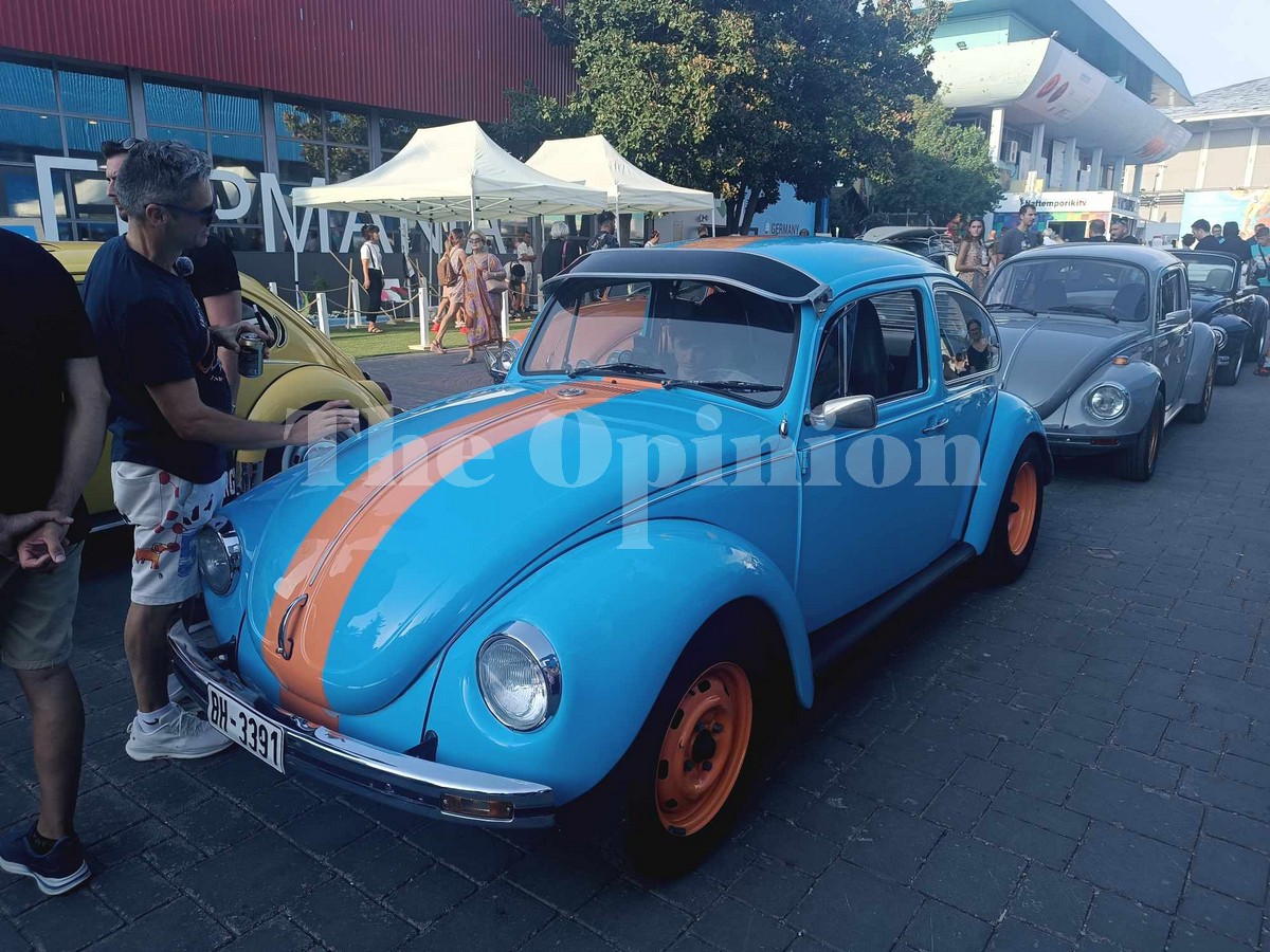 Τα θρυλικά «κατσαριδάκια» που κυκλοφορούν στους δρόμους της Θεσσαλονίκης – Η επίσκεψη στη ΔΕΘ (ΦΩΤΟ – VIDEO)