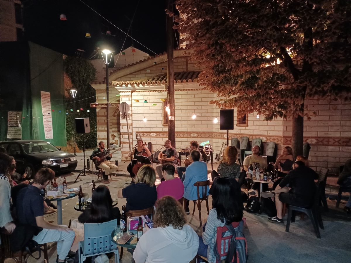 Ένα μεγάλο δωρεάν τραπέζι στήνεται σε μια γειτονιά της Θεσσαλονίκης – Μουσική και χορός μέχρι τα μεσάνυχτα