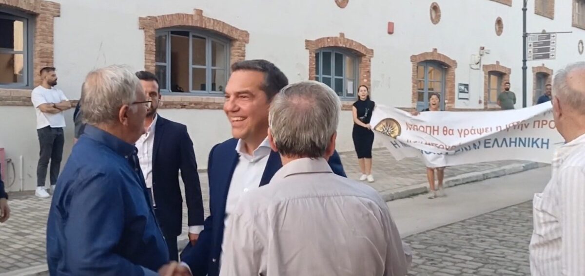 Ένταση κατά την άφιξη Τσίπρα στην Τεχνόπολη – Πανό και συνθήματα για τη Συμφωνία των Πρεσπών (VIDEO)