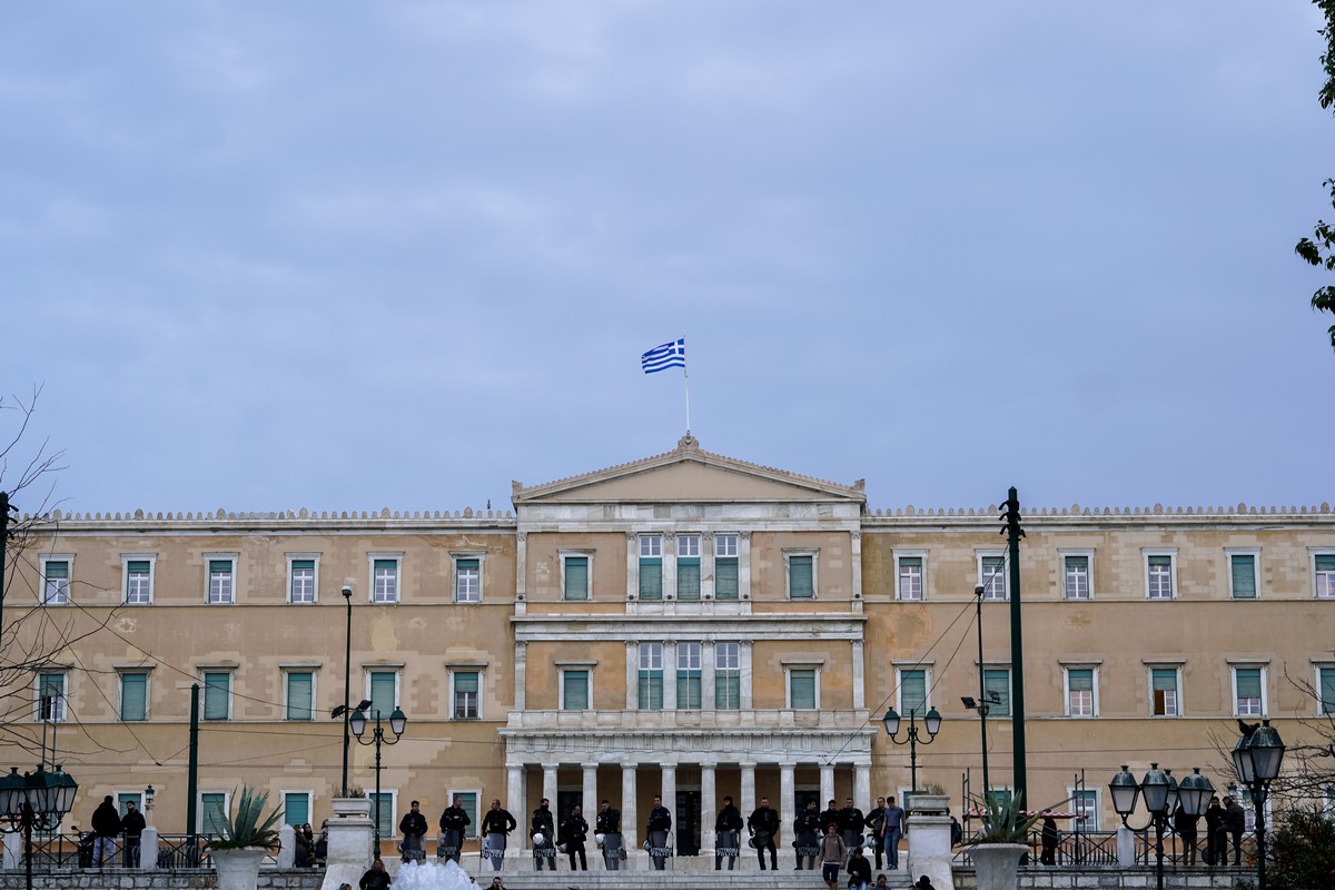 Τρεις βουλευτές των Σπαρτιατών χάνουν το αξίωμά τους – Δεν μπαίνουν αναπληρωματικοί – Με 297 η Βουλή