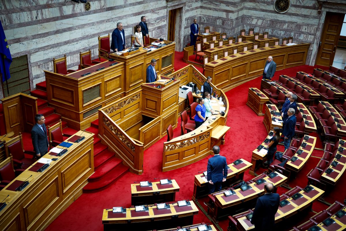 Συζήτηση στη Βουλή για την αντιπυρική περίοδο – Η πρώτη αντιπαράθεση μετά την επανεκλογή Ανδρουλάκη