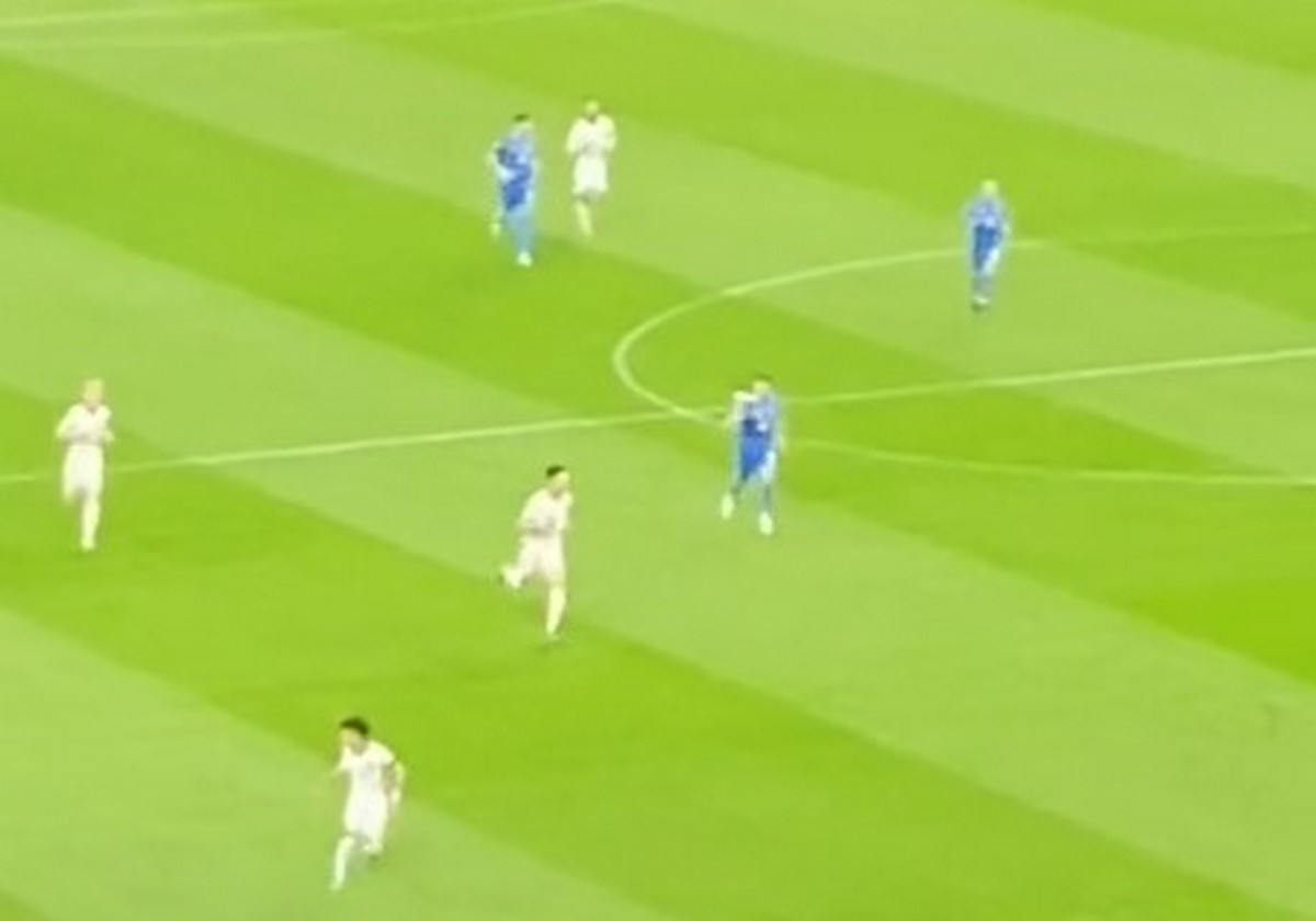 Αγγλία – Ελλάδα: Φίλαθλος πέτυχε με σαΐτα τον Μπακασέτα (VIDEO)