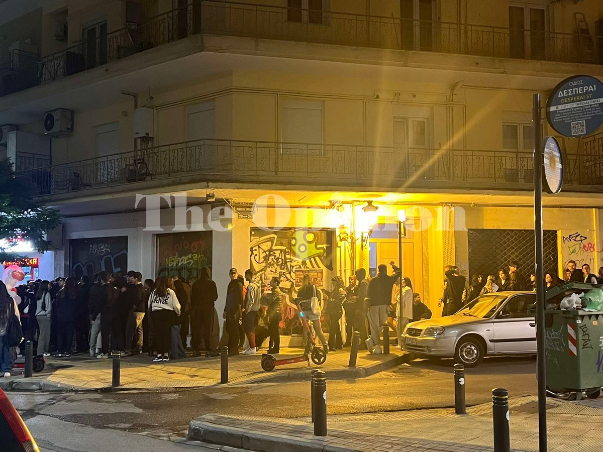 Ουρές για δωρεάν μπέργκερ στη Θεσσαλονίκη (ΦΩΤΟ)