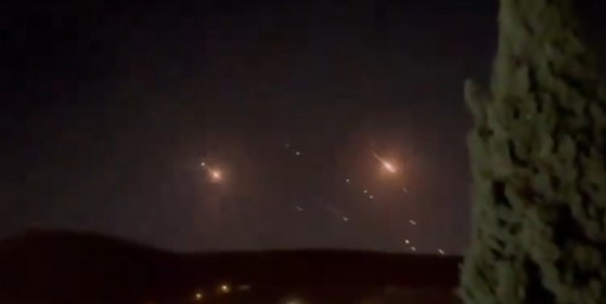 Ρακκάς στον FLASH: Η «μαζικότερη επίθεση με βαλλιστικούς πυραύλους στην πρόσφατη ιστορία» αυτή του Ιράν στο Ισραήλ