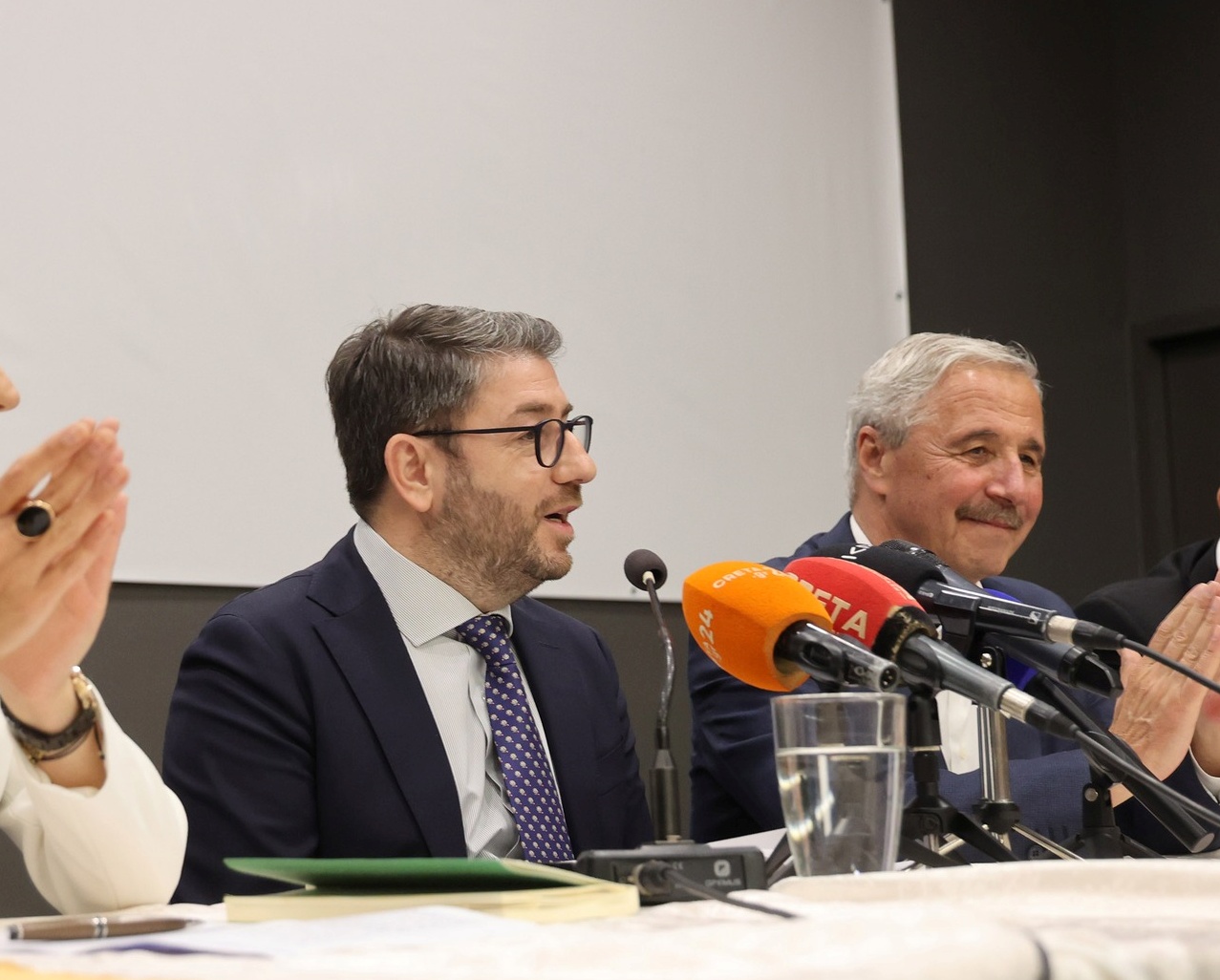 Μανιάτης υπέρ Ανδρουλάκη