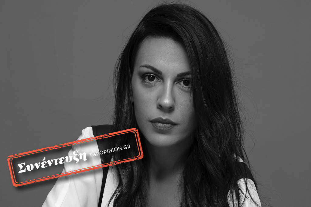 Άννα Μενενάκου στο TheOpinion: «Μια απλή αγκαλιά, μια ματιά ή η σιωπή, μπορούν να εκφράσουν περισσότερα από χιλιάδες λέξεις»