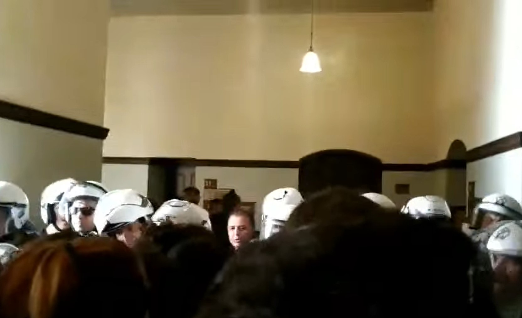 Ένταση στο ΑΠΘ: ΜΑΤ εναντίον φοιτητών- Φθορές σε τζαμαρία και ΑΤΜ (VIDEO)