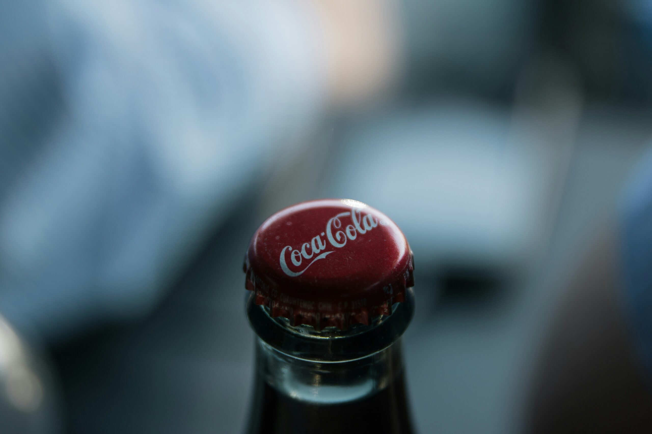 Το κρυφό μήνυμα στο λογότυπο της Coca-Cola που δεν έχει δει κανείς
