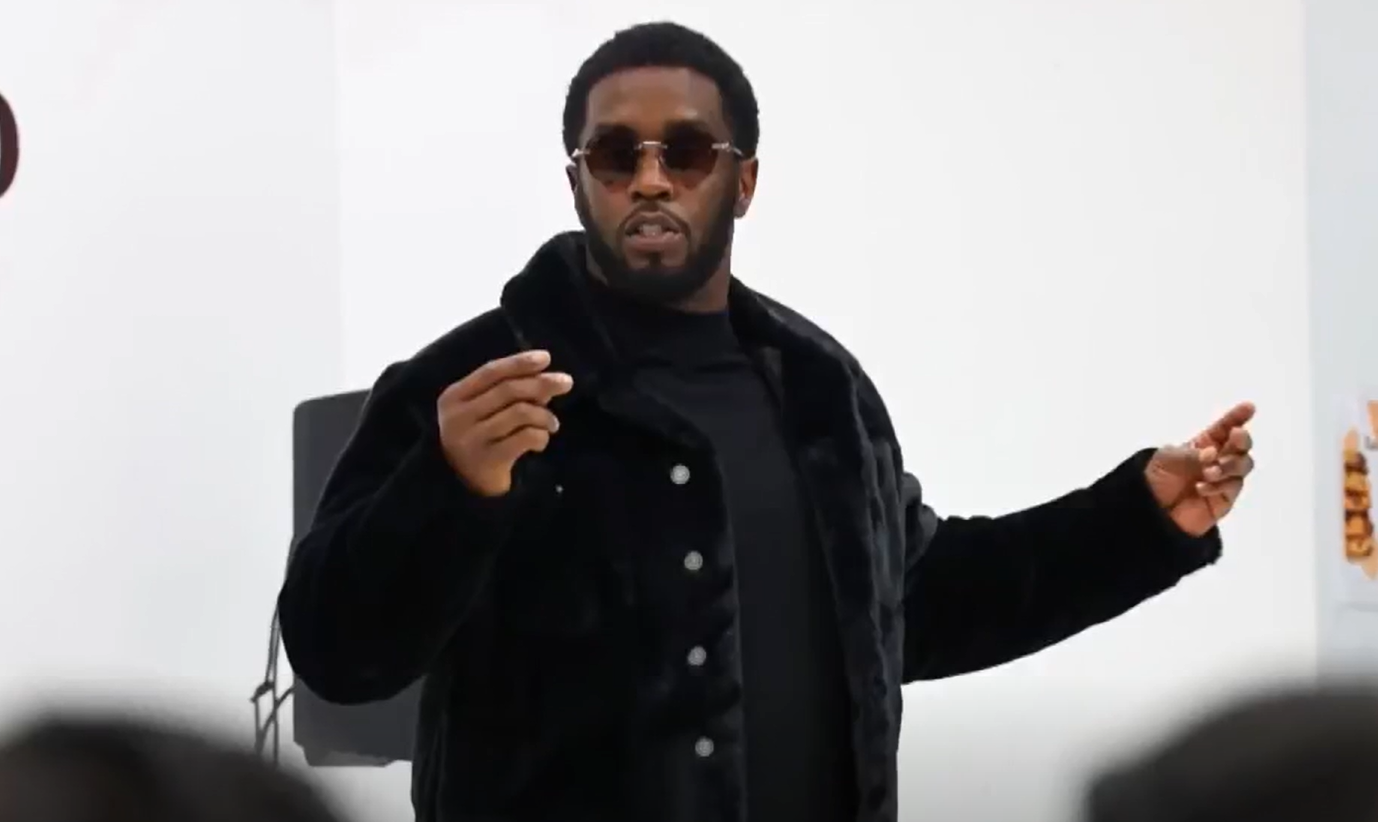 Ο Diddy εργάζεται μέσα στη φυλακή με σκούφο και στολή (VIDEO)