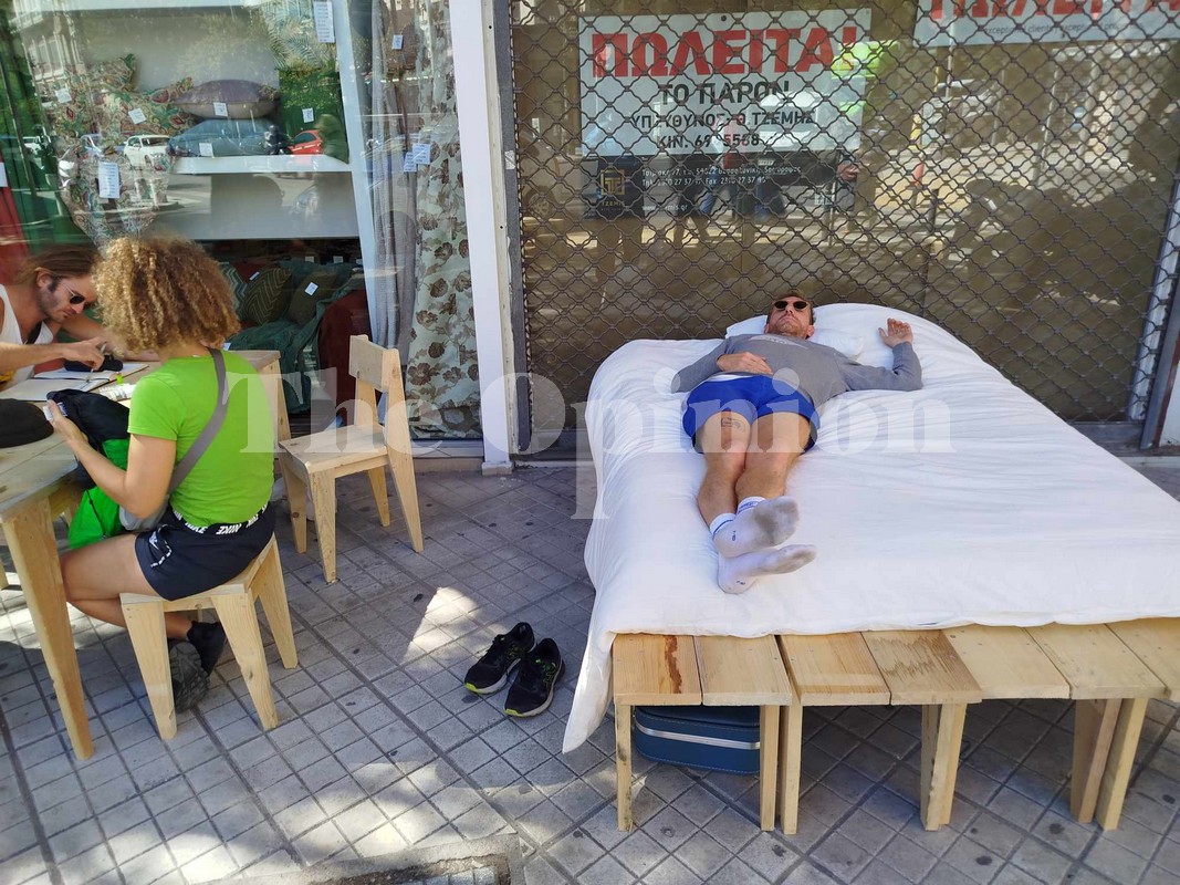 Πρωτότυπη δράση στη Θεσσαλονίκη: Μεταφέρουν τα… έπιπλά τους στην πόλη (ΦΩΤΟ)