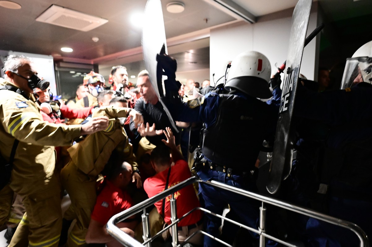 Επεισόδια στο υπουργείο Πολιτικής Προστασίας: ΜΑΤ εναντίον εποχικών πυροσβεστών – Ένας τραυματίας πυροσβέστης (ΦΩΤΟ-VIDEO)