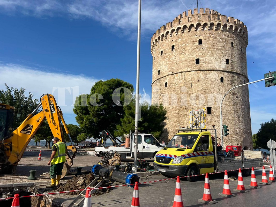 Θεσσαλονίκη: Βλάβη σε αγωγό της ΕΥΑΘ προκάλεσε διαρροή νερού κοντά στον Λευκό Πύργο